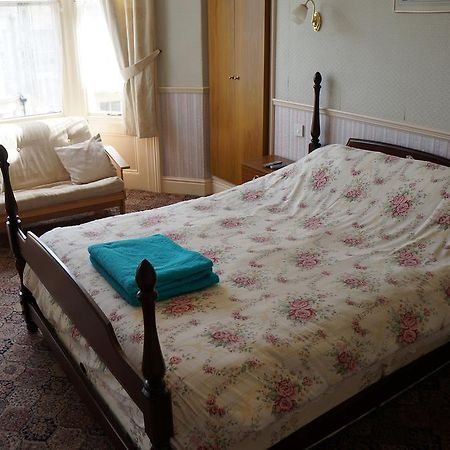 The Captain Guesthouse Scarborough Bagian luar foto