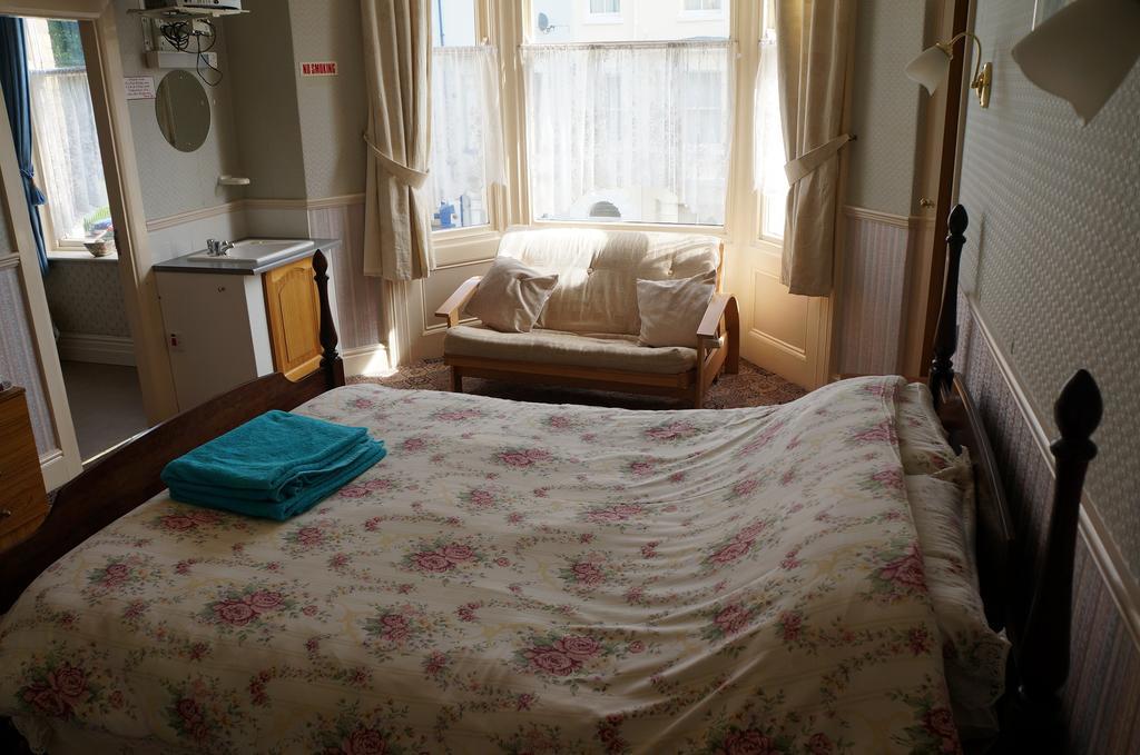 The Captain Guesthouse Scarborough Bagian luar foto