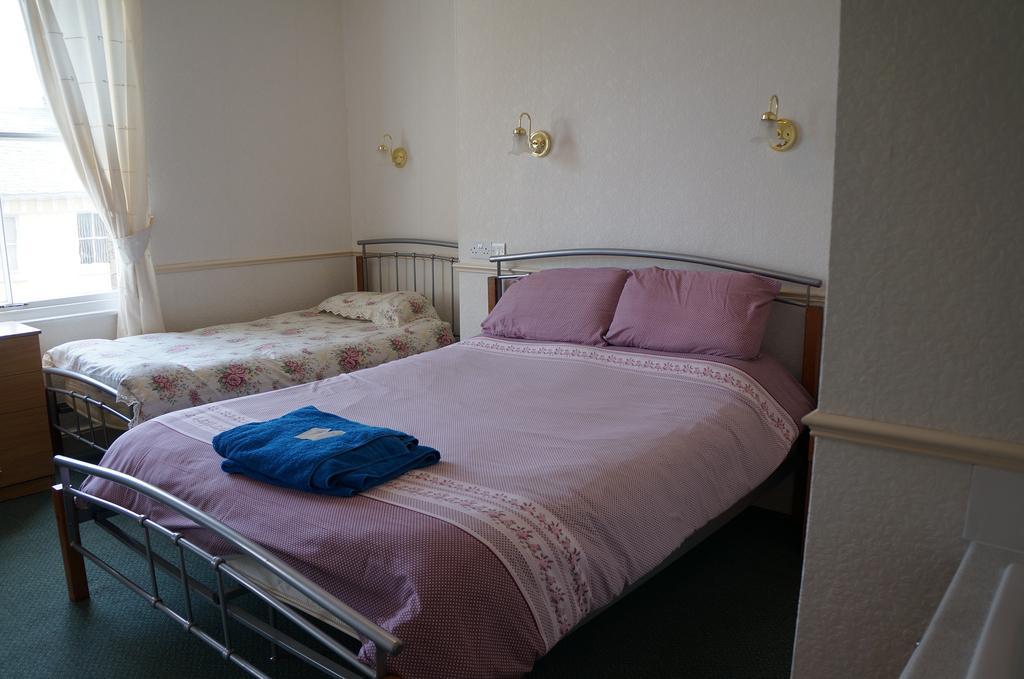 The Captain Guesthouse Scarborough Bagian luar foto