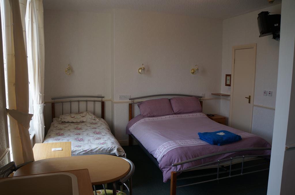 The Captain Guesthouse Scarborough Bagian luar foto