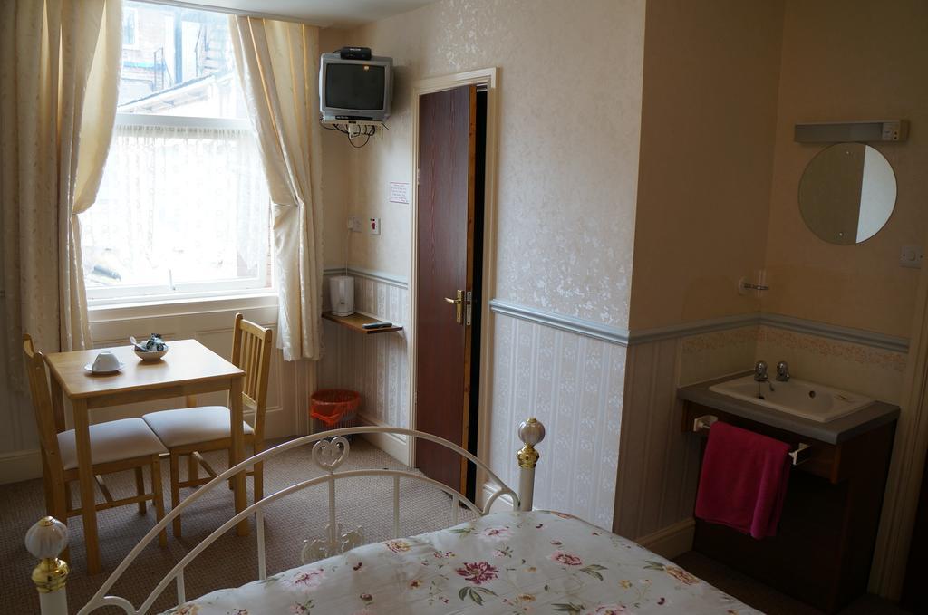The Captain Guesthouse Scarborough Bagian luar foto