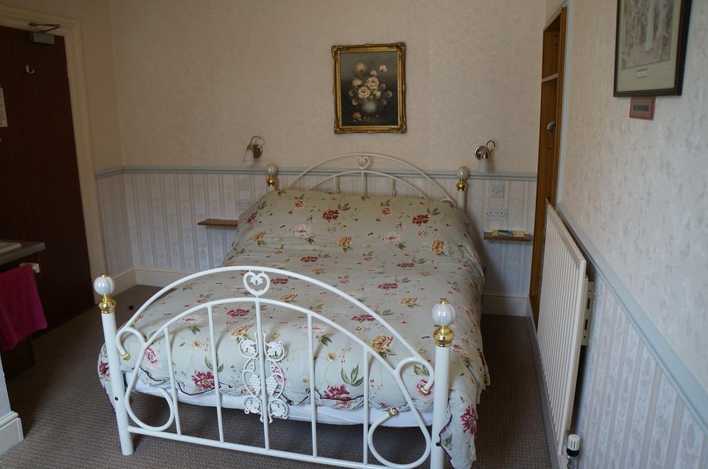 The Captain Guesthouse Scarborough Bagian luar foto